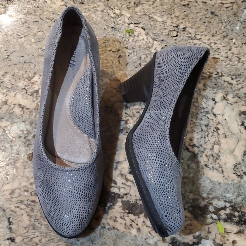 Nwot earth* Heels